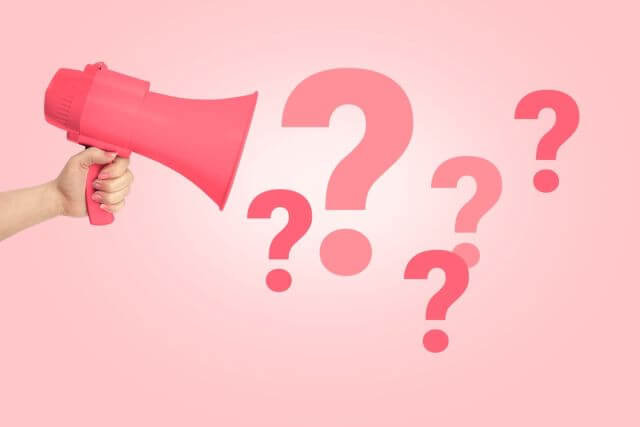 ピンクのメガホンを持つ女性の手