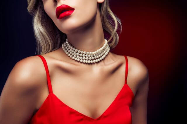 赤いドレスを着た女性の首元